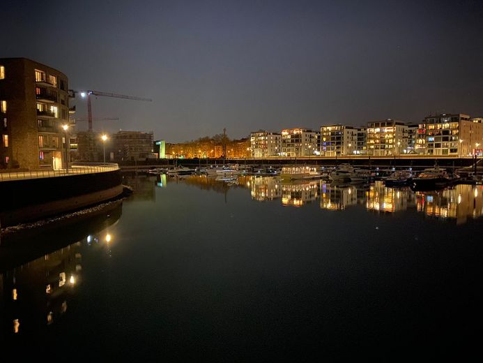 Wohnen am Rhein im Zollhafen – 2-Zimmer-Wohnung in den Schiffshäusern mit Rheinblick und Garten – Impressionen bei Nacht