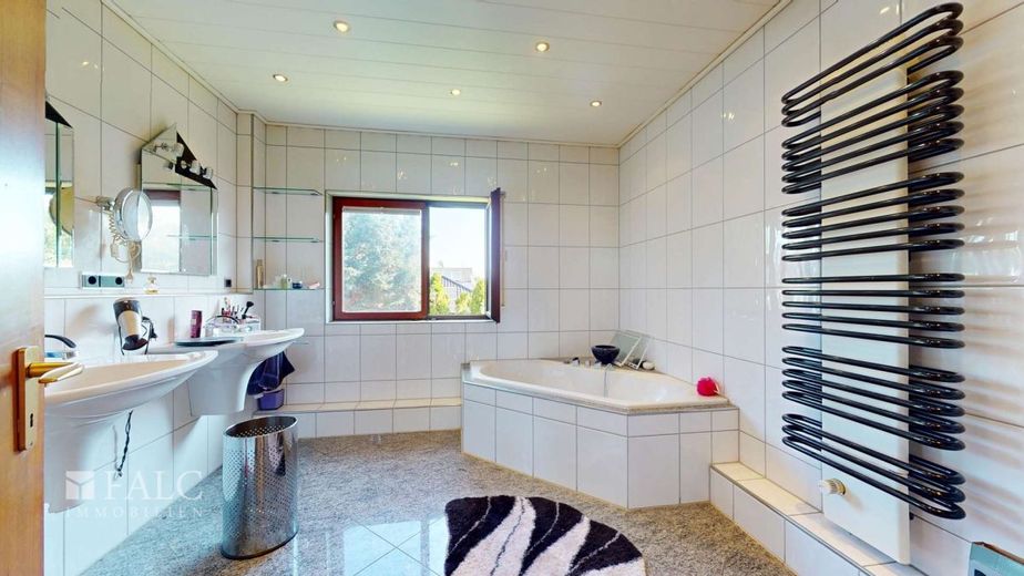 Traumhaus in Traumlage zu verkaufen – Badezimmer OG