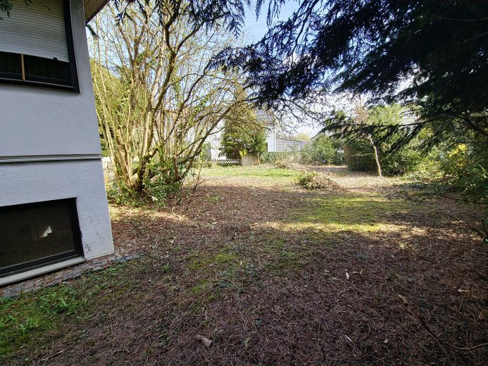 Gran parcela (con edificio existente) en Kelkheim-Fischbach, de particular – Westlicher Garten