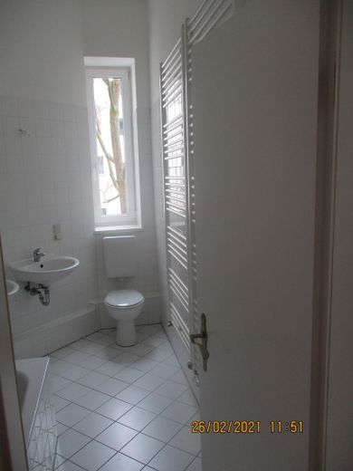 Wunderschöne große 5 Zimmer Altbauwohnung in zentraler Lage – Badezimmer