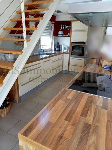 *** Charmante Maisonette-Dachgeschosswohnung mit Balkon + Garage + Außenstellplatz *** – Küche Ansicht 2