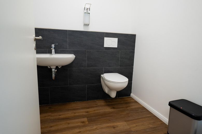 Repräsentive Gewerbeimmobilie mit Einliegerwohnung – WC 4