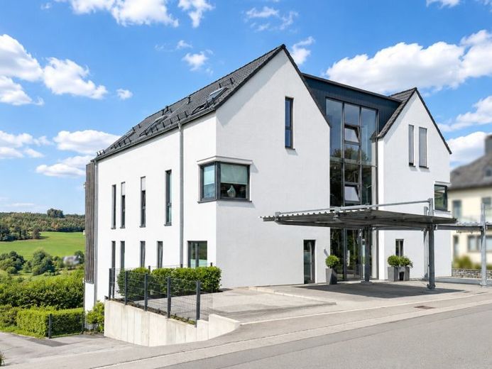Energieeffizient A+ ,moderne Gartenwohnung mit außergewöhnlicher Architektur und Blick ins Gelpetal – Foto 1