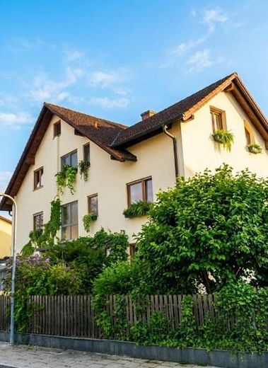 Aussergewöhnliche 3,5-Zi-Maisonette-Wohnung, 2 Wohnebenen, Stadtrandlage, offener Kamin,Einzelgarage – Hausansicht von der Strasse