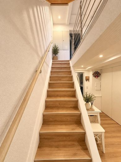 Fully renovated family home with a stunning conservatory, photovoltaic system, heat pump & large outbuilding – Treppenhaus EG