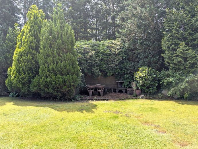 Wohnen auf einer Ebene - Ruhe, Natur und Privatsphäre – Großzügiger Garten mit viel Platz zur Entfaltung