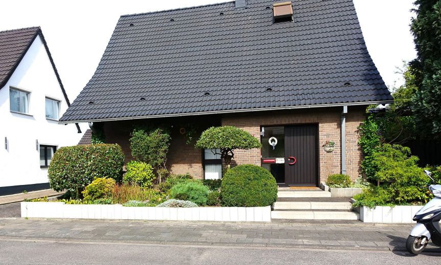 Large detached single-family house with a beautiful garden in a sought-after location in Bergheim/Erft – Eingangsbereich von der Straße