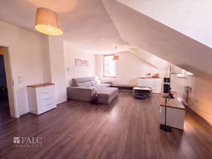 Top-Investment mit Wellness-Faktor: Sanierte Ertragsperle mit Saunahaus &amp; Garagen in wachsender Lage – Wohnzimmer 2. OG 2