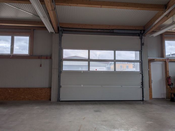 Produktions- und Lagerhalle zu vermieten – Rolltor hinten