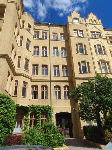 Große Dachgeschosswohnung im ruhigen Gartenhaus mit Terrasse–mitten im Samariterkiez/Friedrichshain – Hausfassade