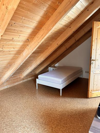 möblierte DG-Wohnung in Schkeuditz – ideal als arbeitsbedingte Wohnung – Bett