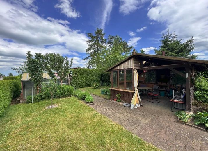 Garten mit Laube