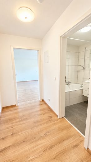 Renovierte 1-Zimmer Wohnung mit Einbauküche, Waschmaschine und Parkplatz – Flur