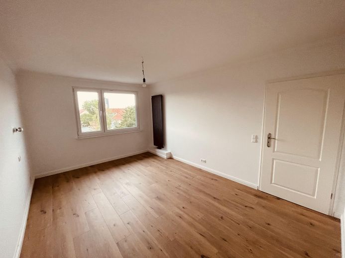 3-Zimmer-Wohntraum am Mittellandkanal – saniert, bezugsbereit & mit Weitblick – Schlafzimmer