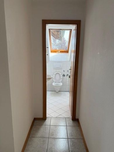 Tanto spazio su 96 m²: appartamento al piano superiore con 4 locali, balcone, cucina componibile e garage – separates Gäste-WC