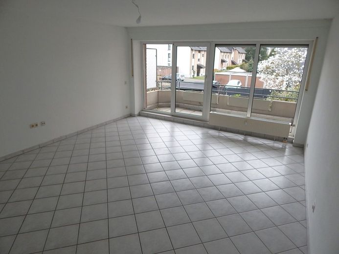 **Wohnfreundlicher Grundriss mit viel Tageslicht in fast zentraler Lage** – Wohnzimmer