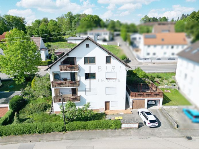 Geräumige 4-Zimmer-Wohnung mit sonnigem Balkon und Garagenstellplatz – Drohnenaufnahmen