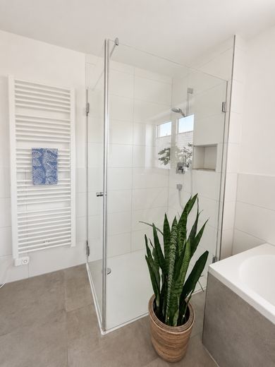 Große Dusche Bad OG