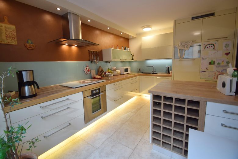 Provisionsfrei:  134m² ETW mit umlaufender Terrasse und Garage – 6.2 Küche
