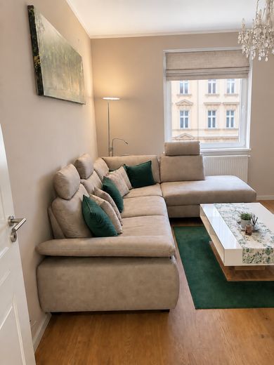 Stilvoll kernsanierte 4-Zi-Altbau-Wohnung mit Wohnküche – Wohnzimmer