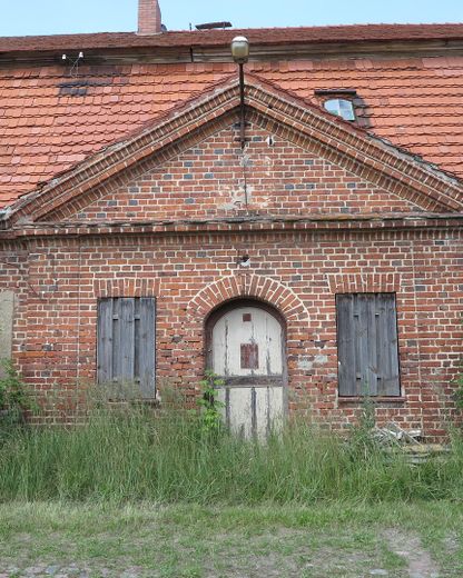 eines der letzten, erhaltenen SCHEUNENGUTSHÄUSER (mit 4-6 ha. Naturgrundstück) – Mittelrisalit (Detail)