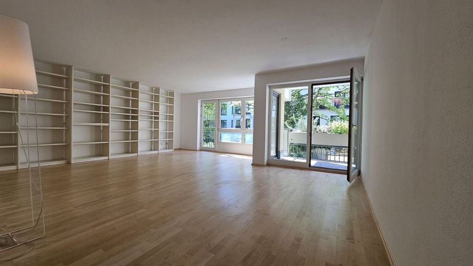 *** hell &amp; großzügig *** Lichtdurchflutete isarnahe Wohnung in der Au – Blick ins Wohnzimmer