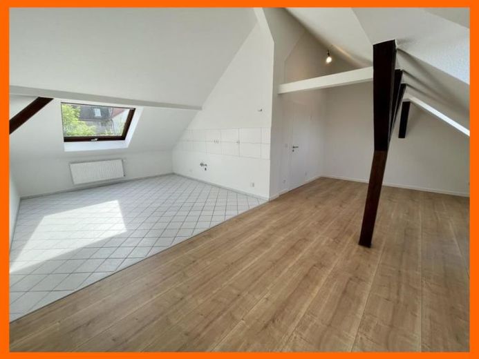Mit Weitblick! 2,5 Raum DG Wohnung mit offener Küche im Wohnzimmer. Modernes Bad mit Wanne! – Foto 1