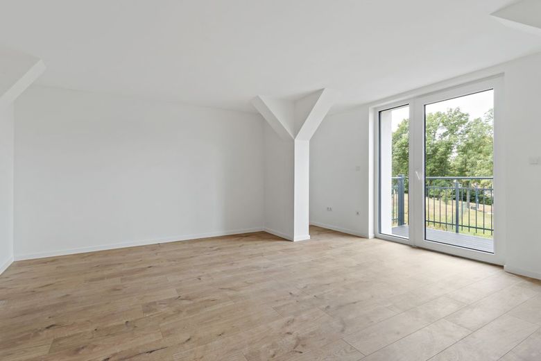 Kernsanierte 2-Raumwohnung direkt am Rosarium!
Fahrstuhl, Balkon und Fußbodenheizung!!!! – Wohnzimmer