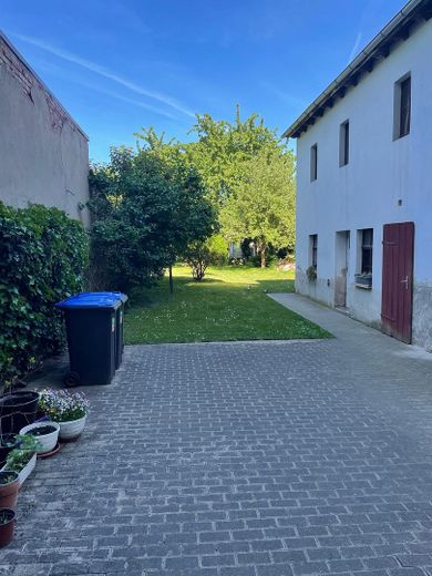 Available immediately! Ground-floor apartment incl. kitchen, large garden and proximity to the S-Bahn – Garten