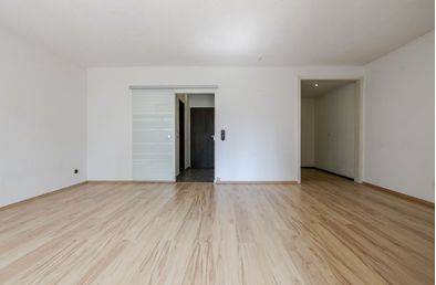 Blick auf Garderobe und Küche