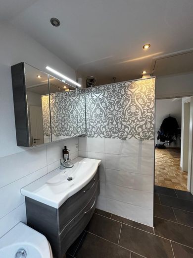 واحة سكنية هادئة وسط الخضرة – Hochwertige Badmöbel