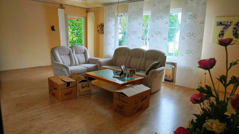Freistehendes Einfamilienhaus mit Garage und Garten – sofort bezugsfrei in Trebur-Geinsheim – Wohnzimmer
