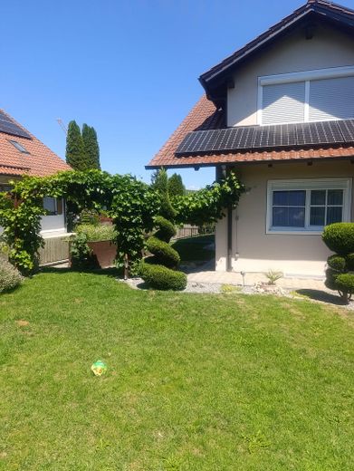 Zweifamilienhaus mit 302 m² Wohnfläche in Wildenberg – Hausrückseite