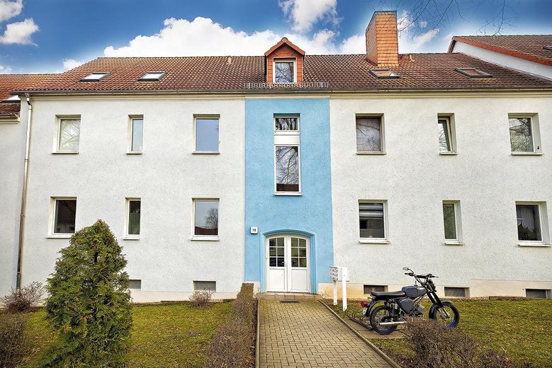 Renovierte Dachgeschosswohnung in ruhiger Lage – Hausansicht von vorne