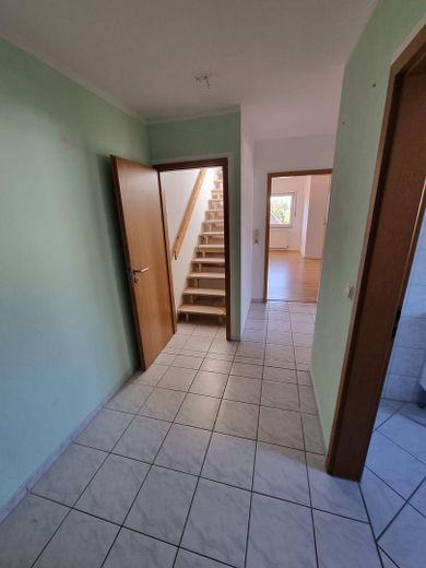 3-room maisonette apartment in Schwalbenweg/ Welsleben – Flur mit Aufgang zum Atelier