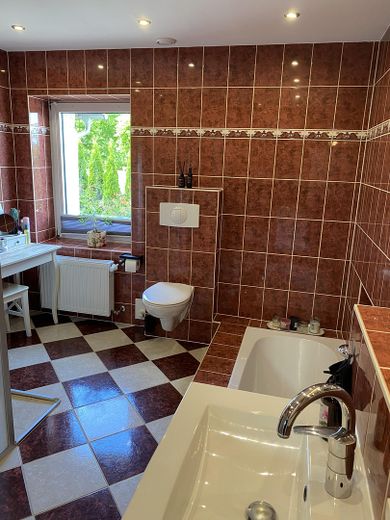 Einfamilienhaus mit großem, gepflegtem Grundstück – provisionsfrei von privat – Badezimmer