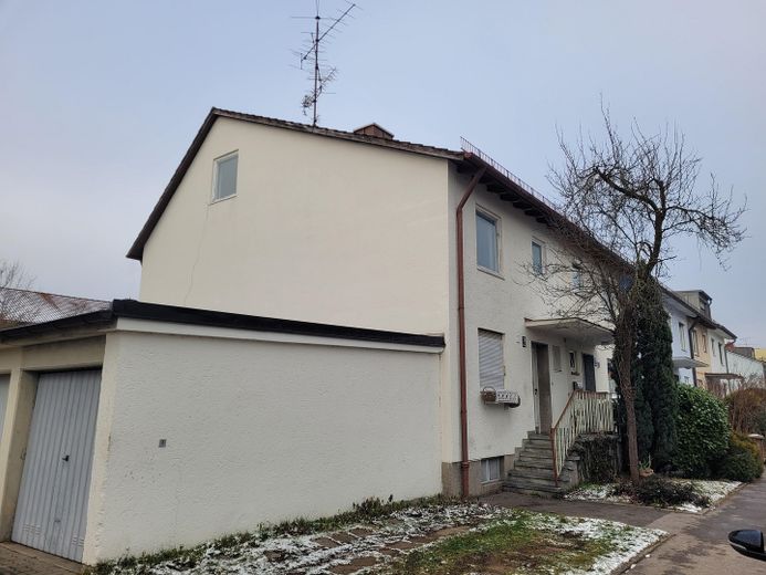 Garage und Stellplatz