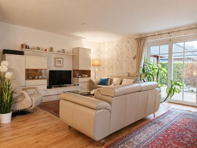 Gepflegtes EFH in idyllischer Wohnlage mit schönem Garten nahe Bad Segeberg – Wohnzimmer 