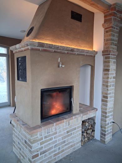 Außergewöhnliches Wohnhaus in freier Natur – Kamin als Raumteiler