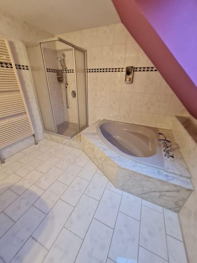 NEUSTADT OT POGGENHAGEN: Schöne Doppelhaushälfte in ruhiger Feldrandlage mit guter Anbindung – Badezimmer Bild 3