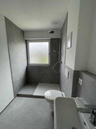 Erstbezug nach Sanierung: Helle 3-Zi.-DG-Wohnung mit Blick auf Burg & Stadt – Bad