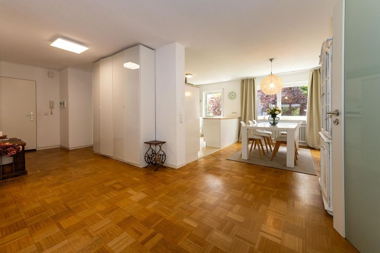 Viel Platz für den Alltag in der Heilbronner Kernstadt mit ca. 120 qm – Eingangs- und Essbereich