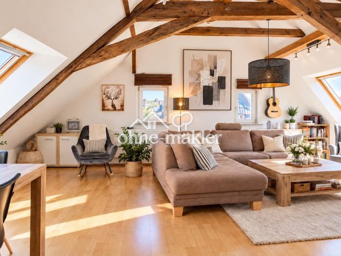 Toplage, helles Dachgeschoss mit Südbalkon und Einbauküche! – Foto 1
