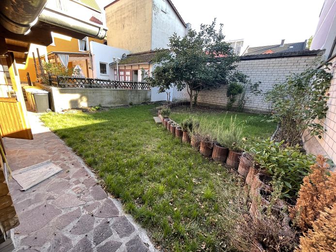 Top Gepflegtes MFH mit Rendite – Garten