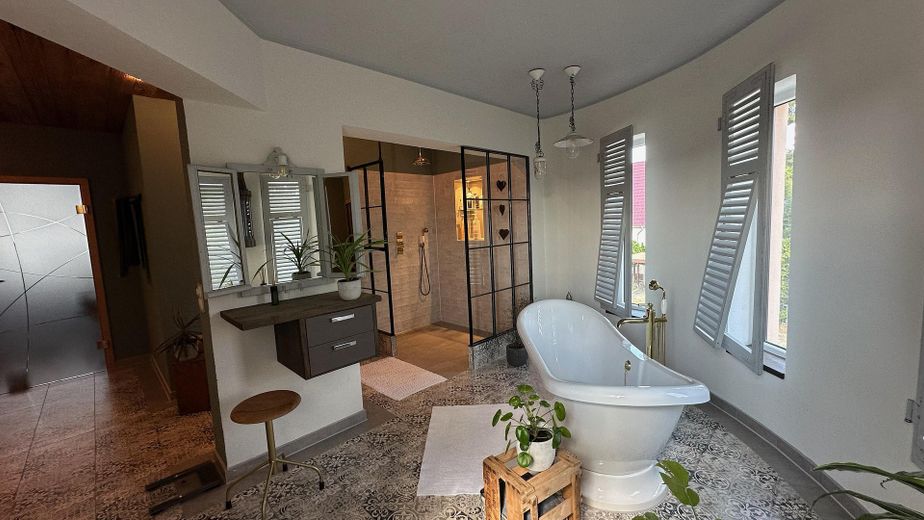 Straordinaria casa unifamiliare moderna con doppio garage – Badezimmer Badewanne
