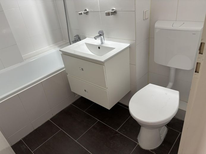 Appartamento di 3 locali appena ristrutturato con vista sul Deister, balcone, cucina componibile e ascensore a Berenbostel – Badezimmer