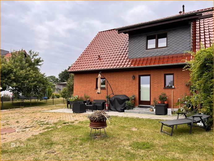 ***Zweifamilienhaus in ruhiger Ortslage*** – Hofzugang II