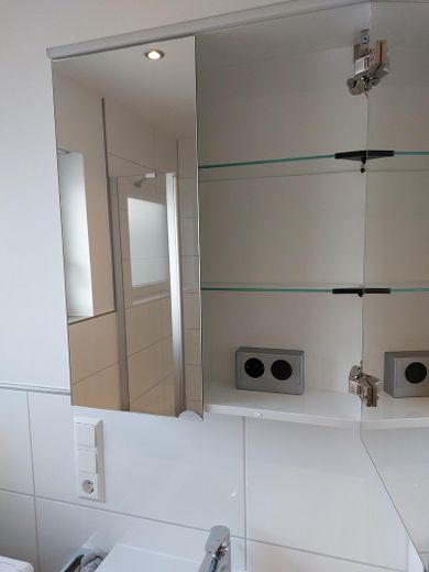 Klimaanlage! Neue, moderne 1 Zi-Wohn. mit excl. Bad und Küche. Volle Ausstattung. Weingarten b. KA – Badschrank