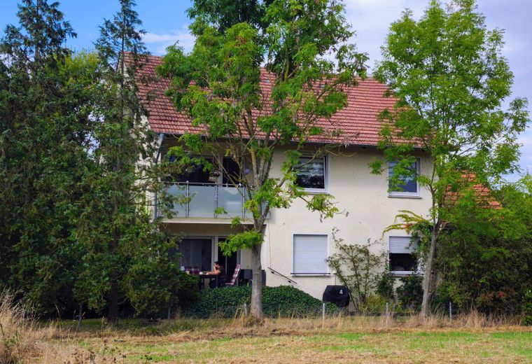 Casa bifamiliar independiente con apartamento y 3 garajes – Haus Südansicht