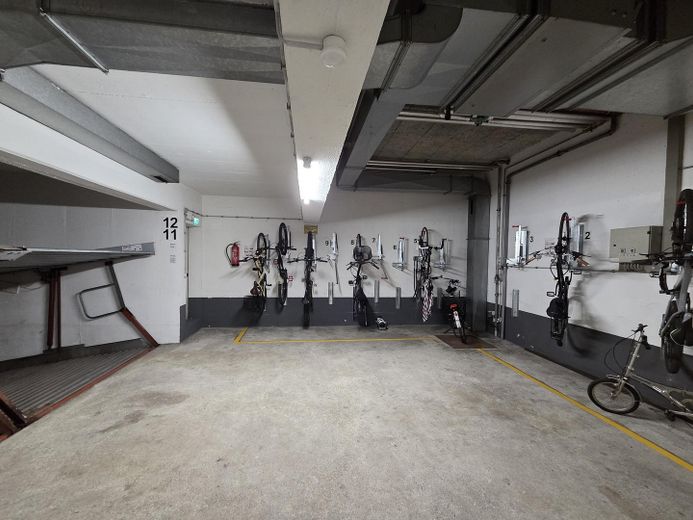 Nähe Waldfriedhof: Möblierte 2-Zimmer Wohnung im EG, kleine Anlage m. Terrasse – Fahrradabstellplatz TG